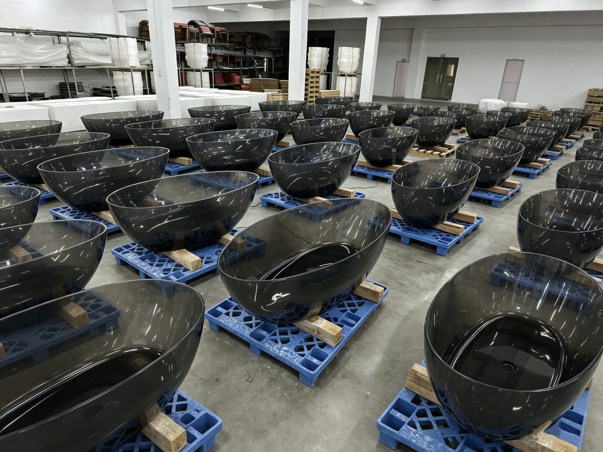 Finished transparent bathtubs in the GRAESE workshop